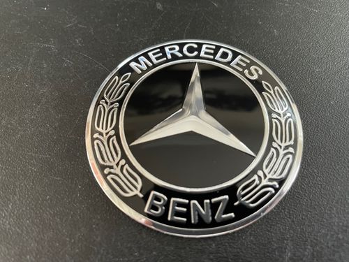 Mercedes-Benz moderni kupera musta lehdykkä keskimerkki 56,5mm